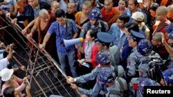 A translator from the Thai embassy talks to protesters in support of the two Myanmar migrant workers Zaw Lin and Win Zaw Htun, in front of the Thai embassy in Yangon, Dec. 25, 2015.
