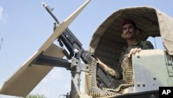 Anggota Tentara Nasional Afghanistan berjaga-jaga dalam kendaraannya di Kamp Khogyani di provinsi Nangarhar, sebelah timur Kabul, tempat para pendukung ISIS (5/8).