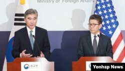 지난달 13일 성김 미 국무부 대북정책 특별대표(왼쪽)와 김홍균 한반도평화교섭본부장이 서울 외교부에서 북한 5차 핵실험 대응과 관련해 공동 기자회견을 하고 있다. (자료사진)