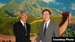 中国央行行长周小川（右侧）2003年会见香港金管局总裁任志刚(左) (香港金管局照片)