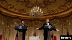 18일 도널드 트럼프 미국 대통령(오른쪽)과 아베 신조 일본 총리가 플로리다주 팜비치에 위치한 '마라라고' 리조트에서 공동기자회견을 열고 있다. 