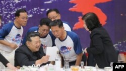 김정은(왼쪽 앉은 이) 북한 국무위원장이 23일 목란관에서 군사정찰위성 발사 자축 연회에 참석하고 있다. 맨 오른쪽은 최선희 외무상. 조선중앙통신이 다음날(24일) 공개한 사진.