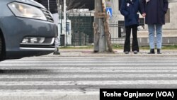 Најмалку шест возила поминаа на црвено светло во период од половина час и уште десетици други возачи игнорираа да забават на жолто светло на крстосницата кај ТЦ „Мавровка“ во Скопје