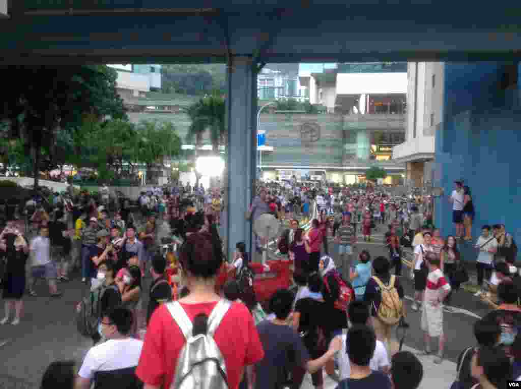 港人声援占中抗拒警方封锁中环金钟多处瘫痪（美国之音海彦拍摄） 