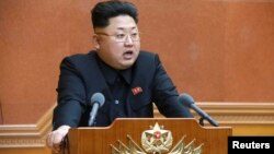 북한의 김정은 국방위원회 제1위원장이 지난 2월 노동당 중앙군사위원회 확대회의에서 연설하고 있다. (자료사진)