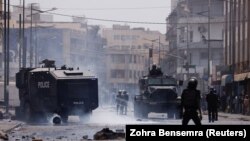 Les forces de sécurité prennent position le 5 mars 2021 lors d'affrontements avec des partisans du leader de l'opposition Ousmane Sonko, qui a été arrêté suite à des accusations d'agression sexuelle, à Dakar, au Sénégal.