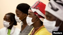 Pasien penderita tuberculosis (TBC) dan HIV mengenakan masker ketika menunggu untuk berkonsultasi di sebuah klinik di Khayelitsha, Cape Town, Afrika Selatan.