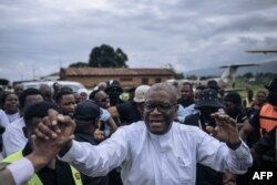Mgombea wa Urais Denis Mukwege akiwasalimia wafuasi wake huko katika uwanja wa ndege wa Kavumu-Bukavu wakati akiwasili kufanya kampeni Bukavu, makao makuu ya mkoa wa kusini Kivu, Mashariki ya DRC, Novemba 25, 2023.