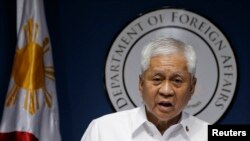 Ngoại trưởng Philippines Albert del Rosario delivers 