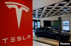 Sebuah mobil Tesla model 3 di Singapura, 22 Oktober 2021. (Foto: REUTERS/Edgar)