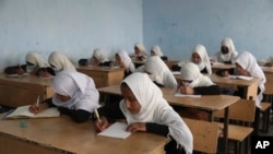 Para siswa perempuan Afghanistan sedang belajar di sebuah sekolah di Kabul, Afghanistan, Sabtu, 27 Maret 2021. (AP Photo/Rahmat Gul)