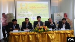 ប្រធាន​សហព័ន្ធ​ស្រូវ​អង្ករ​កម្ពុជា លោក សុខ ពុទ្ធិវុធ ពន្យល់​អំពី​យន្តការ​ដោះស្រាយ​បញ្ហា​ស្រូវ​អង្ករ នៅក្នុង​សន្និសីទ​សារព័ត៌មាន​ស្តីអំពី​យុទ្ធនាការ «ទិញ​ស្រូវ​អង្ករ​កម្ពុជា​ ជួយ​កសិករ​កម្ពុជា» នៅ​ថ្ងៃទី ៤ ខែតុលា ឆ្នាំ២០១៦។ (អ៊ិត សូធឿត/VOA)