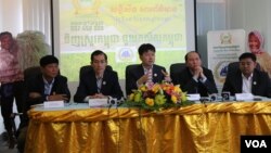 រូប​ឯកសារ៖ ប្រធាន​សហព័ន្ធ​ស្រូវ​អង្ករ​កម្ពុជា លោក សុខ ពុទ្ធិវុធ ពន្យល់​អំពី​យន្តការ​ដោះស្រាយ​បញ្ហា​ស្រូវ​អង្ករ នៅក្នុង​សន្និសីទ​សារព័ត៌មាន​ស្តីអំពី​យុទ្ធនាការ «ទិញ​ស្រូវ​អង្ករ​កម្ពុជា​ ជួយ​កសិករ​កម្ពុជា» នៅ​ថ្ងៃទី ៤ ខែតុលា ឆ្នាំ២០១៦។ (អ៊ិត សូធឿត/VOA) 