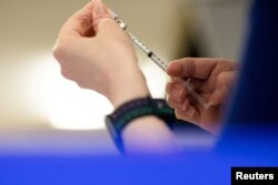 코로나 백신 접종을 위해 주사기에 백신을 넣고 있는 모습. (자료 사진)