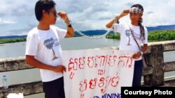 រូបឯកសារ៖ រូបថត​នេះ​ដែល​ត្រូវ​​ផ្សាយ​តាម​ទំព័រ Facebook របស់​អង្គការ​មាតា​ធម្មជាតិ​​កាល​ពី​ថ្ងៃ​ទី​១៥ ខែ​សីហា ឆ្នាំ​២០១៥ ​បង្ហាញ​ពី​សកម្មភាព​តវ៉ា​របស់​សកម្មជន​អង្គការ​នេះ​ក្នុង​ពេល​កន្លង​​ពេល​ថ្មីៗ​នេះ។ (អង្គការ​មាតា​ធម្មជាតិ)