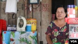 អ្នកស្រី យ៉ុន ភុល អាយុ ៦២ ឆ្នាំ ពលរដ្ឋ​ម្នាក់​រស់នៅ​ក្នុង​ភូមិសែន​សិរីមង្គល ឃុំក្រយា ស្រុកសន្ទុក ខេត្តកំពង់ធំ កំពុង​លក់​អាហារ និង​ភេសជ្ជៈ​នៅ​មុខ​តូប​ខាងមុខ​ផ្ទះ​របស់​អ្នកស្រី។ (ស៊ុន ណារិន/VOA Khmer)