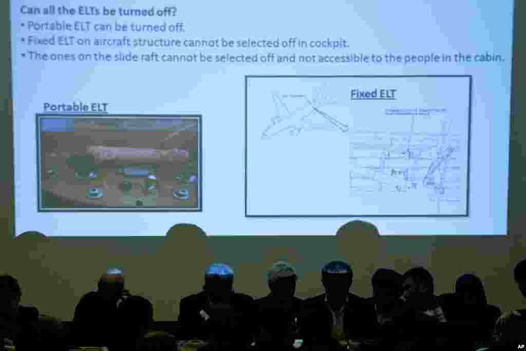 Pejabat Malaysia menghadiri briefing bagi keluarga warga China penumpang pesawat MH370 melalui gambar Pemancar Penunjuk Lokasi Darurat atau Emergency Locater Transmitters di sebuah hotel di Beijing, 31 Maret 2014.