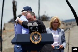 จอช กรีน ผู้ว่าการรัฐฮาวาย และปธน.โจ ไบเดน ขณะร่วมแถลงข่าวการตรวจสอบพื้นที่ประสบภัย เมืองลาไฮนา เกาะเมาวี (AP)