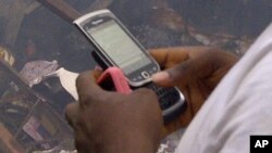 Wata mai kokarin buga waya.