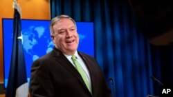 마이크 폼페오 미 국무장관은 20일 국무부 기자회견에서 코로나 사태 대응을 위해 20억 달러를 기여하겠다고 약속한 중국의 대응이 "보잘 것 없다(paltry)"고 비판했다.