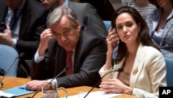 Utusan Khusus PBB untuk Urusan Pengungsi dan bintang Hollywood Angelina Jolie, kanan, dan Komisaris Tinggi PBB bagi Pengungsi António Guterres, kiri, memberikan briefing kepada Dewan Keamanan PBB mengenai krisis pengungsi di Suriah, Jumat (24/4).