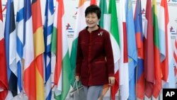 16일 박근혜 한국 대통령이 이탈리아 밀라노의 ASEM 회의장에 도착하고 있다. 