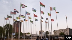 Delegates arrive for the closing ceremony of African Union summit at the Palais des Congres in Niamey, July 8, 2019. 
