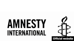 ស្លាក​សញ្ញា​អង្គការ​លើកលេង​ទោស​អន្តរជាតិ។ អង្គការ​លើកលែង​ទោស​អន្តរជាតិ​ដាស់​តឿន​អំពី​ការរំលោភ​បំពាន​លើ​សេរីភាព​ និង​សិទ្ធិ​មនុស្ស​ នៅ​លើ​ពិភពលោក។