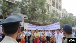 មន្ត្រី​អង្កការ​សង្គម​ស៊ីវិល​ដើរ​ក្បួន​ដង្ហែរ​តាម​ទីសារេធារណៈ