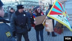 尼科里斯基和其他人权活动人士三月上旬在习近平访俄前夕曾在莫斯科的俄罗斯总统办公厅附近示威呼吁关注西藏问题，但受到警方阻拦(美国之音白桦拍摄)