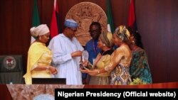 Shugaba Buhari Yayin Da Yake Karban Lambar Yabon A Abuja