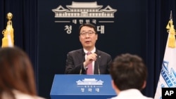 Juru bicara Blue House Korea Selatan, Yoon Young-chan memberikan keterangan tentang penyelidikan THAAD, di Blue House, Seoul (5/6). 