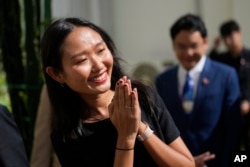 ชลธิชา แจ้งเร็ว ขณะไหว้ทักทาย ที่ศาลจังหวัดธัญบุรี ที่ จ.ปทุมธานี วันที่ 27 พฤษภาคม 2567 (ที่มา: AP)