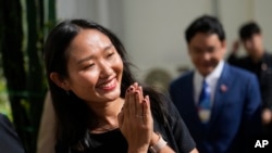 រូបឯកសារ៖ នាង Chonthicha Jangrew នៃគណបក្ស Move Forward ពេល​ទៅដល់​តុលាការខេត្ត Thanyaburi ក្នុង​ខេត្ត Pathum Thani ប្រទេសថៃ កាលពីថ្ងៃទី២៧ ខែឧសភា ឆ្នាំ២០២៤។ 