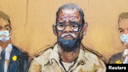 R. Kelly se tient debout lors de son audience de détermination de la peine pour trafic sexuel fédéral au palais de justice fédéral de Brooklyn, New York, États-Unis, le 29 juin 2022 dans ce croquis de la salle d'audience. (REUTERS/Jane Rosenberg)