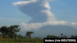 Gunung Merapi saat erupsi tampak dari desa Sawit, Boyolali, Jaw Tengah, 21 Juni 2020. (Foto: Antara via Reuters)