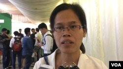 រូបឯកសារ៖ លោកស្រី ចក់ សុភាព នាយិការមជ្ឈមណ្ឌលសិទ្ធិមនុស្សកម្ពុជា (CCHR) ប្រាប់ VOA ថា ក្រោយបញ្ចប់កិច្ចពិភាក្សាពាក់ព័ន្ធនឹងសំឡេងយុវជនក្នុងនយោបាយកម្ពុជា កាលពីថ្ងៃទី៦ ខែកុម្ភៈ ឆ្នាំ២០១៧។ (VOA Khmer)