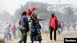 Des femmes agées, aidées après que la police anti-émeute ont tiré de grenade lacrymogène lors d'une manifestation à Narok, Kenya, le 26 janvier 2015.