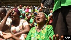 Des femmes pleurent le président tanzanien John Magufuli lors des funérailles nationales au stade Uhuru de Dar es Salaam, le 20 mars 2021.
