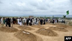 د مرکزي بغلان یو شمیر خلک د خپلو عزیزانو د خښولو پر وخت چې په وروستیو سیلابونو کې مړه شوي