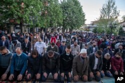 Warga Muslim Kosovo melakukan salat Id di luar Masjid Imperial di ibu kota Pristina (foto: dok).