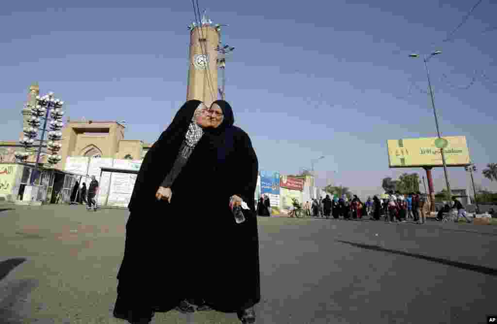 Dua orang Muslimah di Irak bertukar salam setelah sholat Ied di masjid Abu Hanifah di wilayah Azamiyah, Baghdad utara, 8 Agustus 2013.