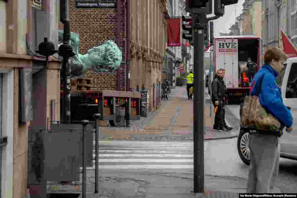 Mikelanjelo asarining nusxasi Daniya Milliy galereyasiga olib ketilmoqda, Kopengagen.&nbsp; &nbsp;