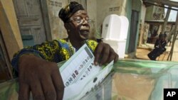 A man casts his vote at a polling unit in Dugbe neighborhood during the governorship election in Ibadan, southwest Nigeria, April 26, 2011