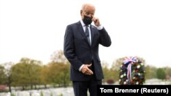 Presiden AS Joe Biden menyeka air mata saat memberi penghormatan di Pemakaman Nasional Arlington di Arlington, Virginia, AS, 14 April 2021. (Foto: REUTERS/Tom Brenner)