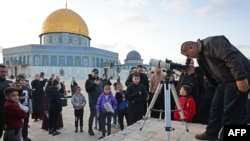 Seorang pria menggunakan teleskop untuk melihat hilal dalam penandaan awal bulan Ramadan di komplek Masjid Al-Aqsa di Yerusalem, pada 10 Maret 2024. (Foto: AFP/Ahmad Gharabli)