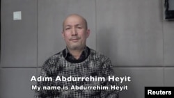Seorang pria yang mengidentifikasi dirinya sebagai penyair dan musisi Uighur, Abdurehim Heyit, dalam video yang diunggah oleh China Radio International layanan bahasa Turki, 10 Februari 2019. (Videograb).