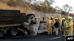 Petugas pemadam kebakaran bekerja di lokasi kecelakaan antara mobil van turis dan truk kargo di jalan raya Lagos de Moreno di Zapotlanejo, Negara Bagian Jalisco, Meksiko, 18 Desember 2019., sebagai ilustrasi (Foto: AFP)