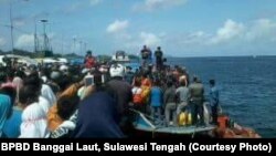 Upaya penyelamatan korban terbakarnya KM Fungka Permata V di perairan Banggai Laut, Sulawesi Tengah, Sabtu (15/9). (Foto courtesy : BPBD Banggai Laut, Sulawesi Tengah)