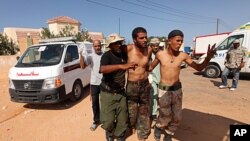 Un soldat du CNT blessé au front, à Syrte, 9 septembre 2011.